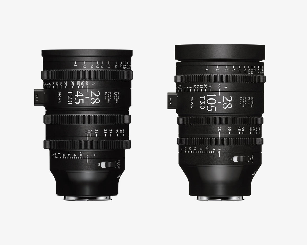 Due obiettivi cinematografici Sigma AF Cine, 28, 45 mm T2 FF e 28, 105 mm T3 FF, fotografati frontalmente su sfondo chiaro.
