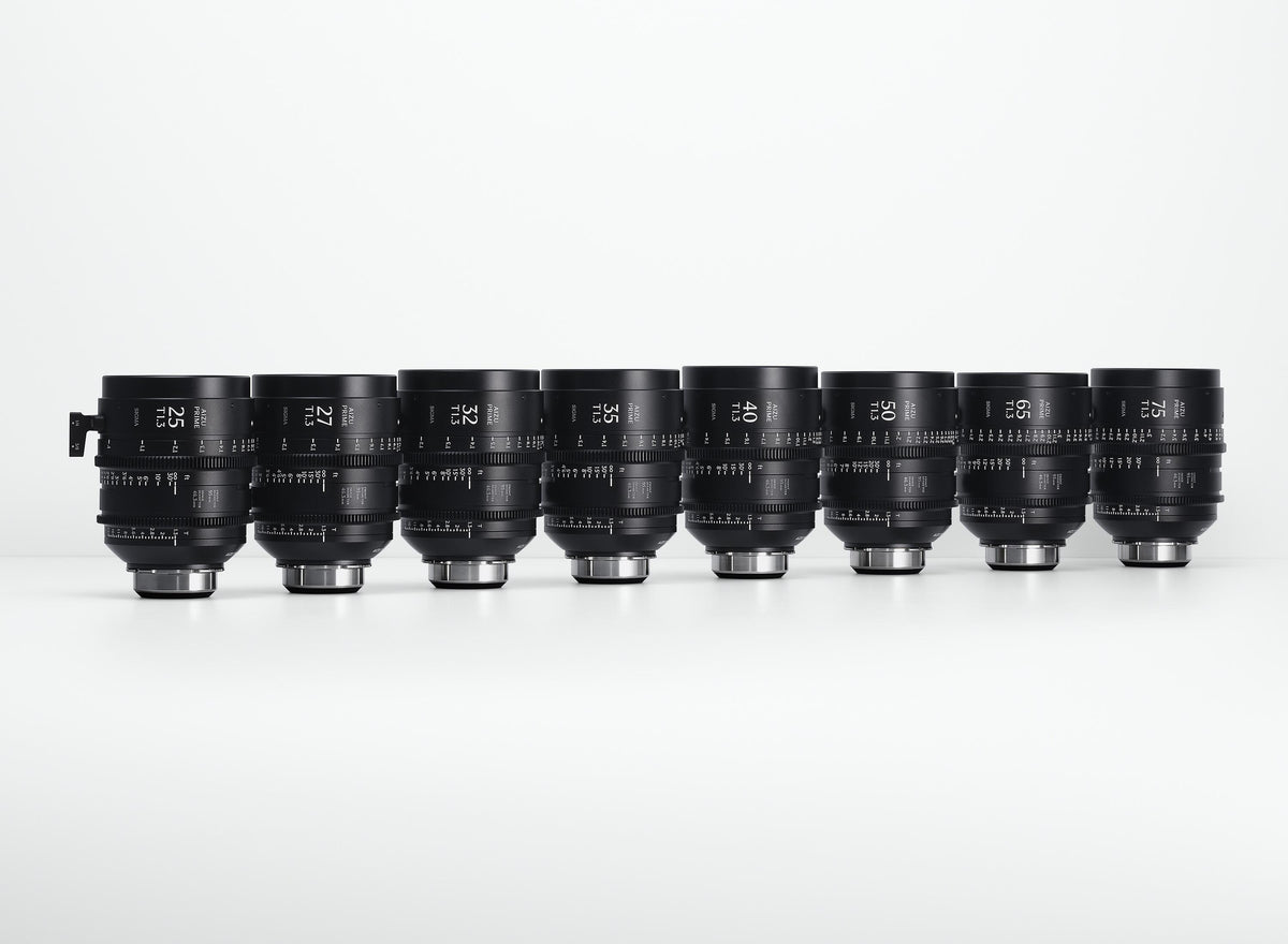 Gamma di obiettivi cinematografici Sigma Aizu Prime Line, disposti in fila su sfondo chiaro, con diverse lunghezze focali da 25 mm a 75 mm.