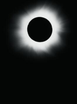 Fotografia in bianco e nero di Kikuji Kawada dalla serie “The Last Cosmology”, raffigurante un’eclissi solare con un disco nero circondato da un alone luminoso.
