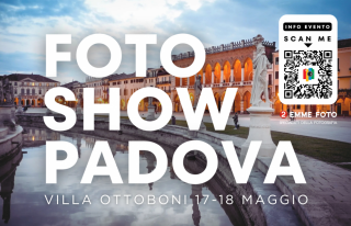 Locandina del Padua Photo Show a Villa Ottoboni, con veduta della città di Padova e QR code per le informazioni sull’evento.